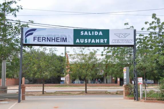 Placa bilíngue na cidade de Filadelfia - Paraguai